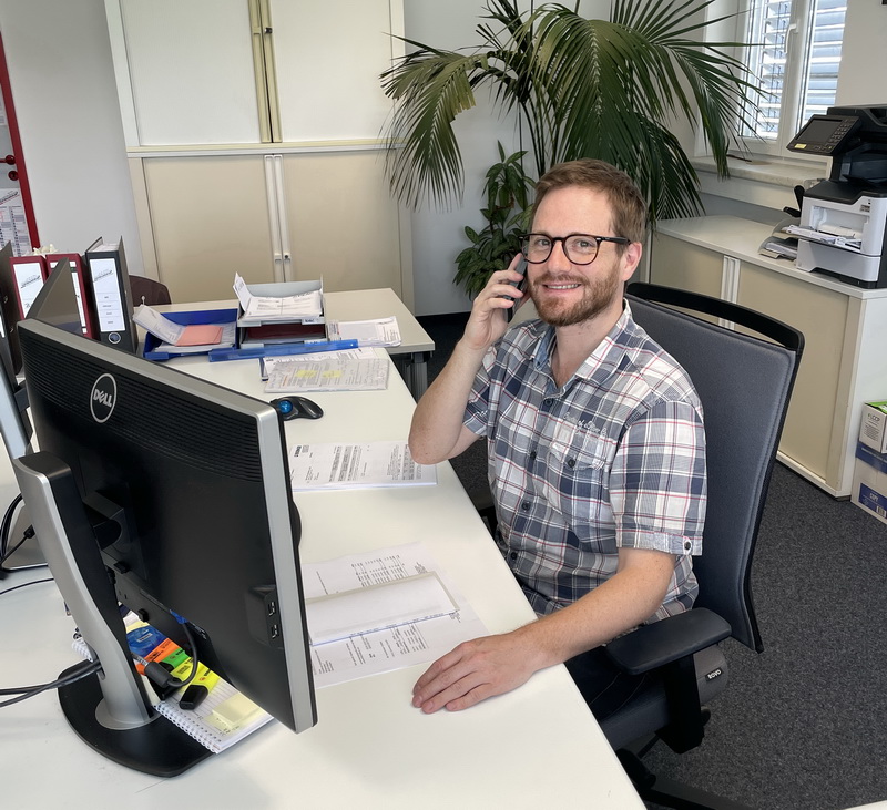 buerokaufmann sitzt an schreibtisch_-JPG