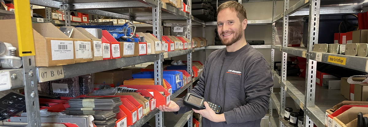 mann mit barcode scanner in Ersatzteillager